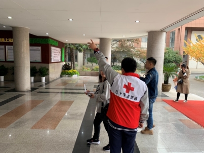 南京市上元中学红十字会志愿者助力成人高考.JPG