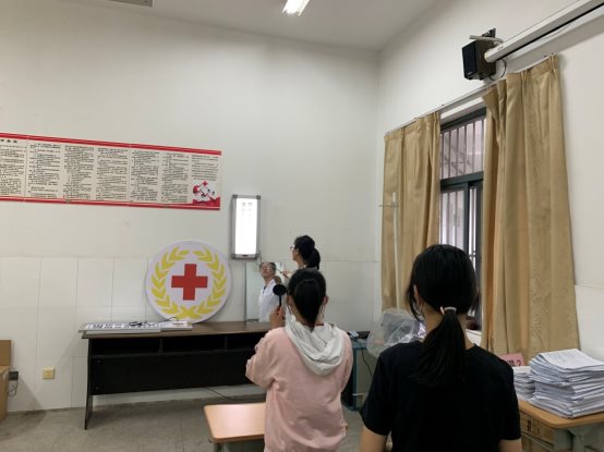 南京市上元中学红十字会开展防近月宣传教育活动2.JPG