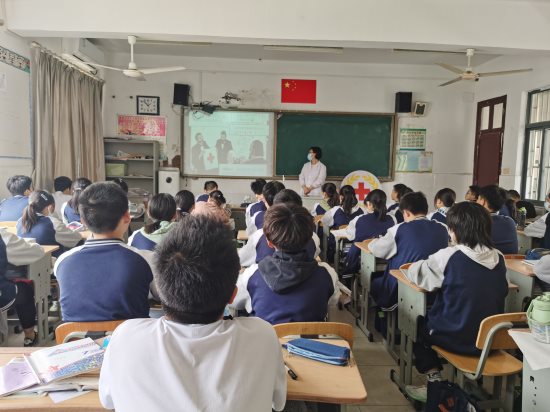 南京市上元中学红十字会开展世界红十字日宣传教育活动1