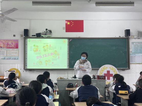 南京市上元中学红十字会开展世界红十字日宣传教育活动4