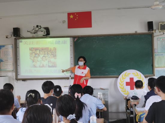 南京市上元中学红十字会开展全国爱眼日宣传活动3
