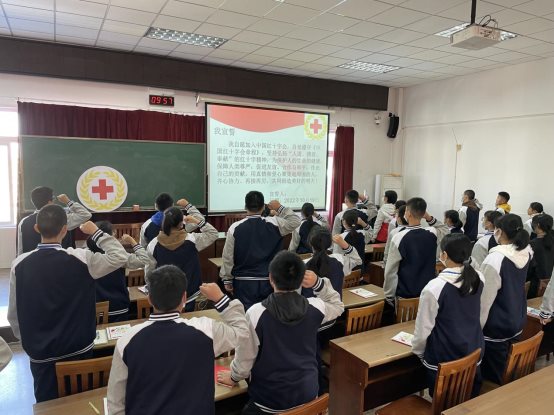 南京市上元中学红十字会开展新会员入会仪式2
