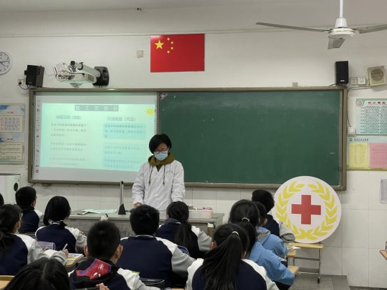 南京市上元中学红十字会开展全国儿童预防接种日宣传教育活动2