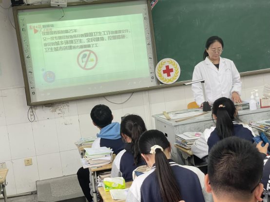 南京市上元中学红十字会开展爱国卫生月宣传教育活动2