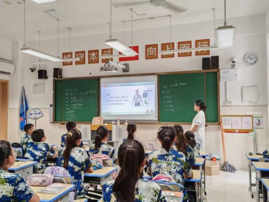 南京市上元中学天印大道校区红十字会开展世界急救日宣传教育活动6